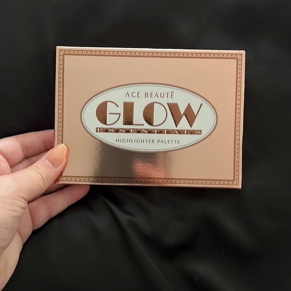 Glow Essentials Highlighting Palette - Picture 4 of 5